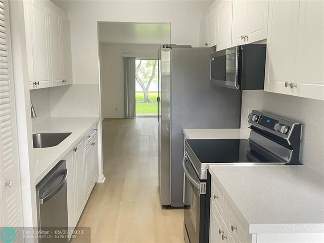 Building Photo - 13055 SW 15th Ct