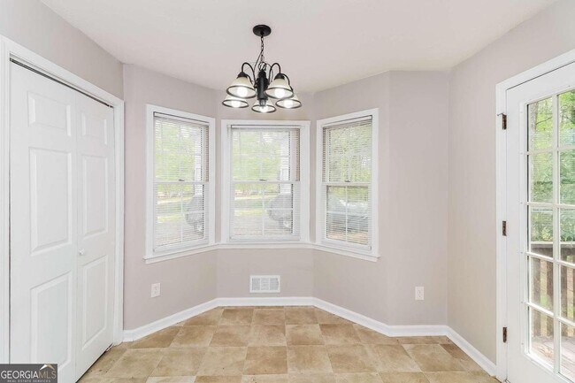 Building Photo - 217 Robin Hood Dr