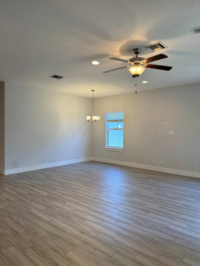 Building Photo - 370 Reigle Ave