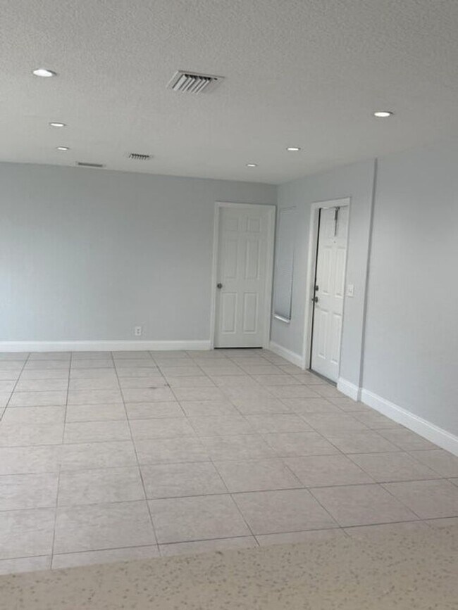 Foto del edificio - 1240 W 26th St