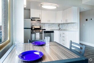 1 BR, 1 BA - 650 SF - 400 Maynard