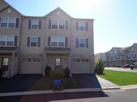 Building Photo - 421 Maywood Ct