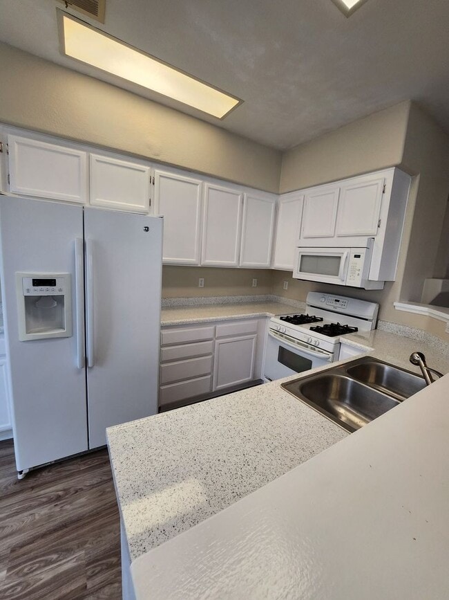 Building Photo - Beautiful remodeled 3 bedroom, 2.5 bath town home in Triana Scripps Ranch