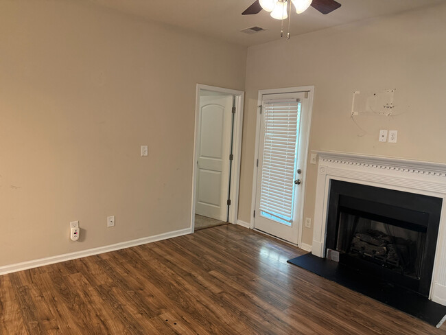 Foto del edificio - Room in Townhome on Bunclody Dr