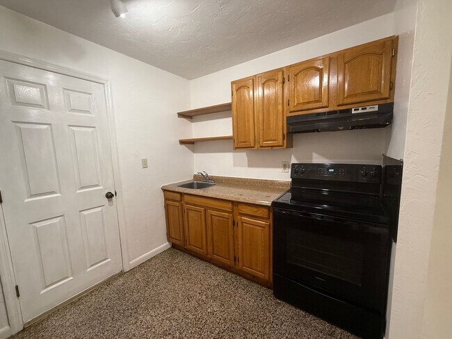 Foto del edificio - Welcome to this spacious 3-bedroom, 2-bath...