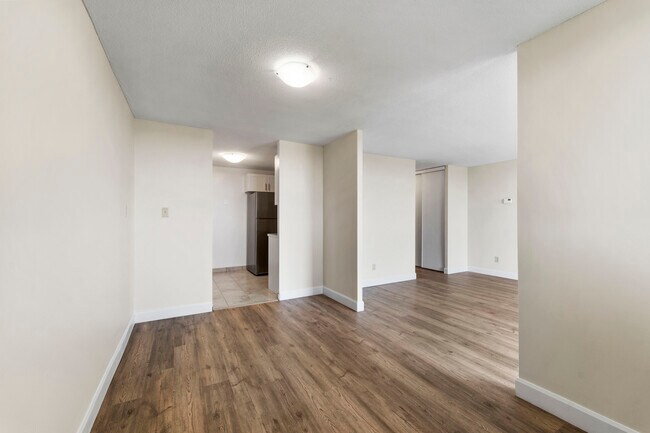 Photo du bâtiment - Regal Tower Apartments - Chatham