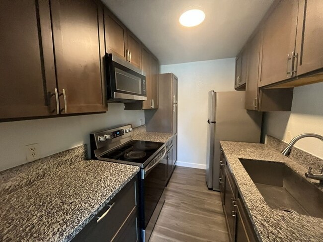 Building Photo - MOVE IN SPECIAL! $100 OFF FIRST 2 MONTHS OF RENT!!! 2 BEDROOM 1 BATH