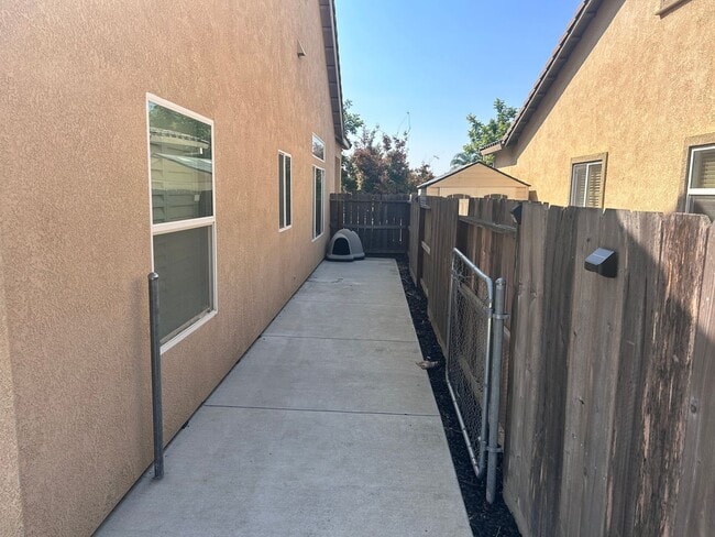 Building Photo - Beautiful 4 bed 2 bath