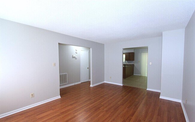 Building Photo - Cozy Duplex in Cary w/ Fenced in Yard!