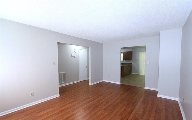 Foto del edificio - Cozy Duplex in Cary w/ Fenced in Yard!