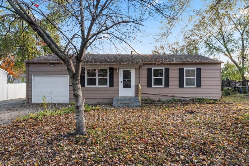 Primary Photo - 1207 N Cedarcrest Dr