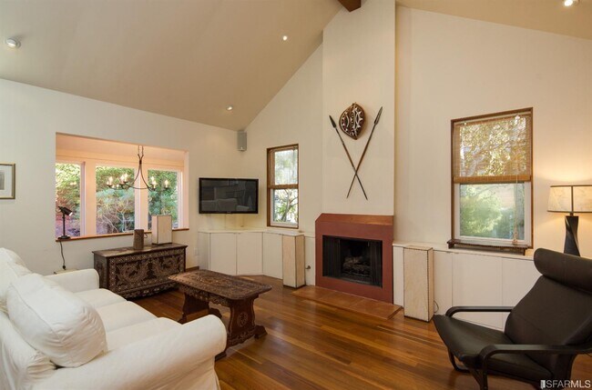 Building Photo - 762 Bay St