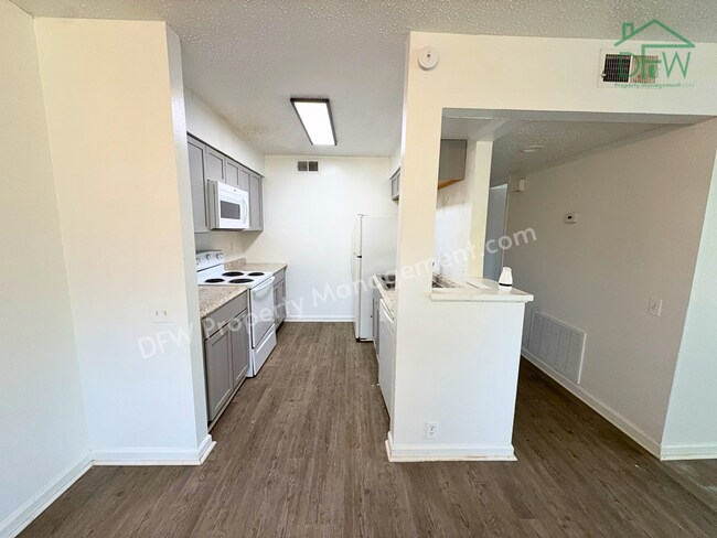 Foto del edificio - Inviting 3-Bedroom Condo with Fenced Backyard and Pool Access for LEASE in Irving, TX