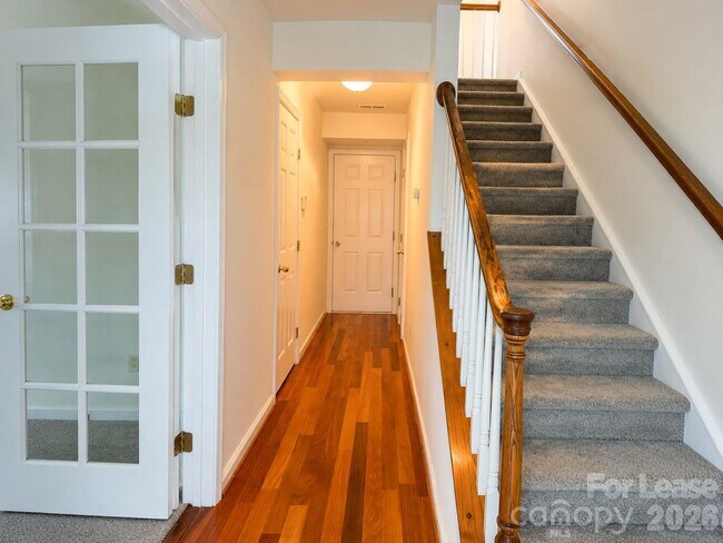 Building Photo - 913 Tiger Ln
