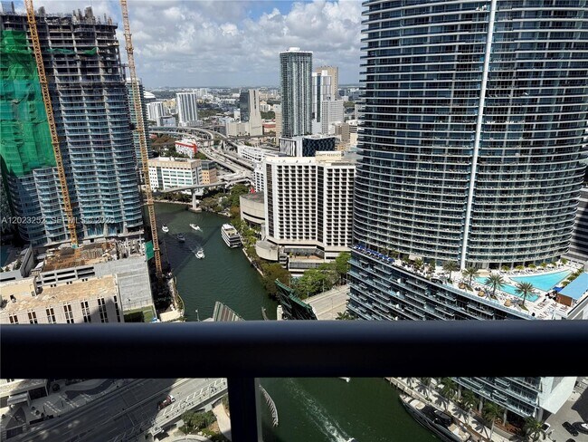 Foto del edificio - 465 Brickell Ave