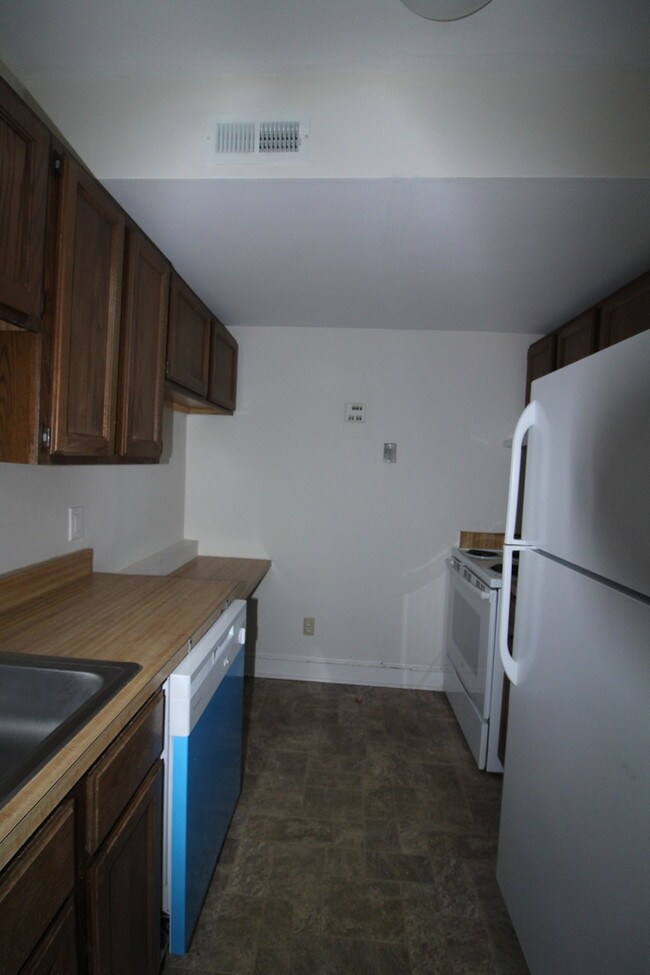 Building Photo - FIRST MONTH FREE! A SWEETHEART OF A DEAL!