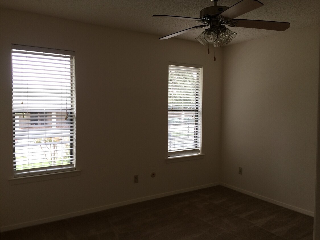 Foto del edificio - 4301 Lakeshore Villa Dr