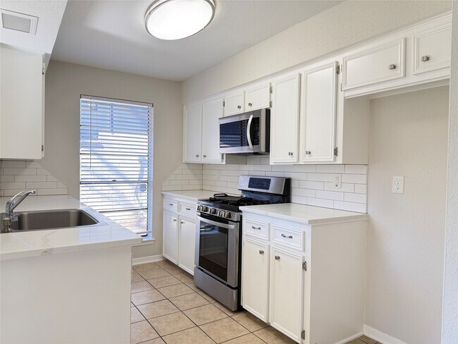 Foto del edificio - 2758 Foliage Green Dr