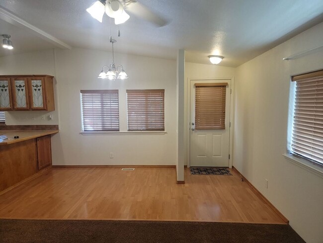 Building Photo - Single-Level 2 Bedroom Home in Washington ...