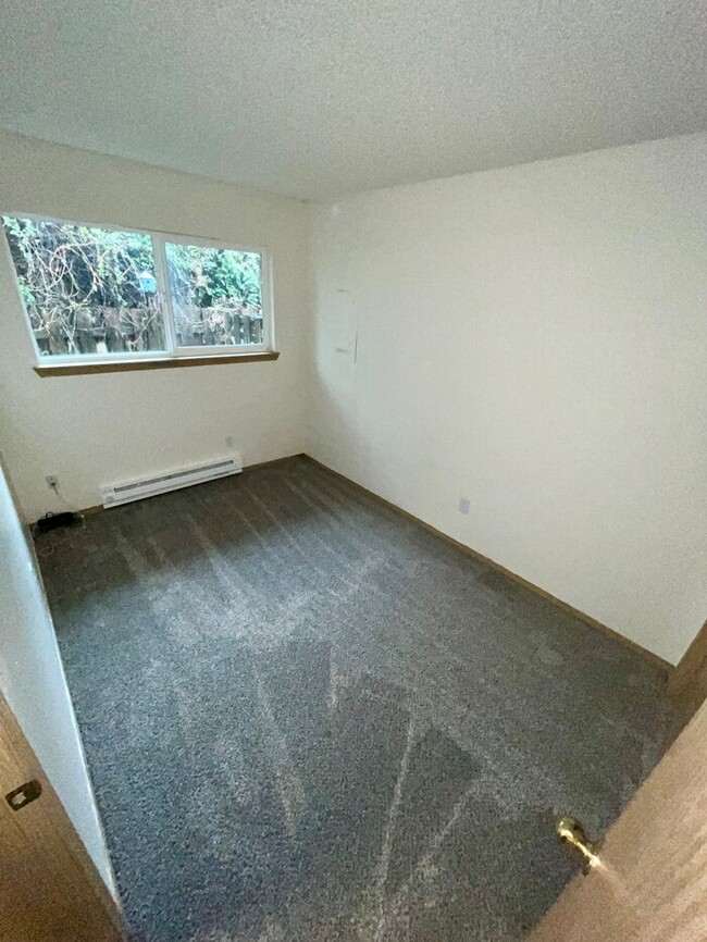 Building Photo - Beautiful Home w/NEW Flooring, Freshly Pai...