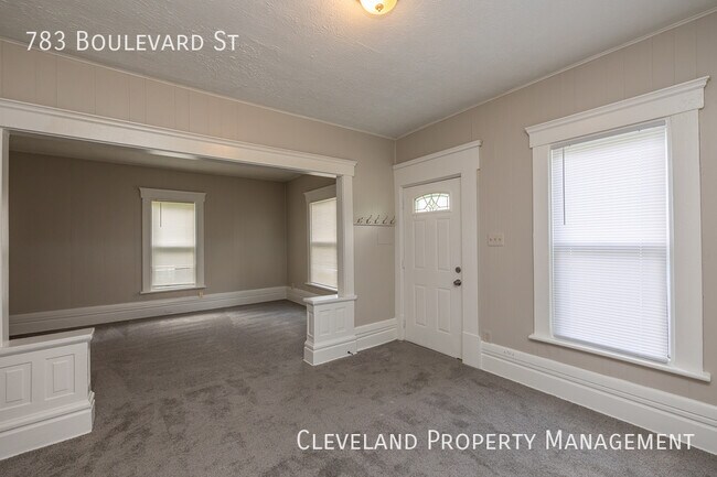 Building Photo - Renovated Akron Home