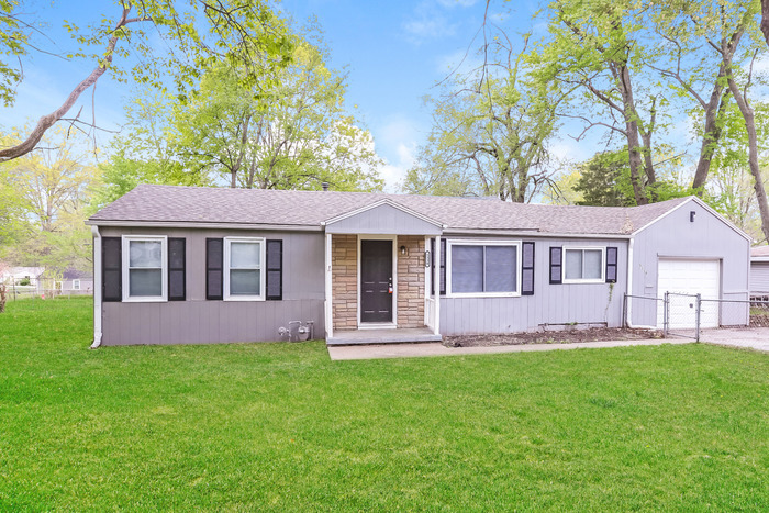 Primary Photo - Gorgeous Ranch in Raytown Area!