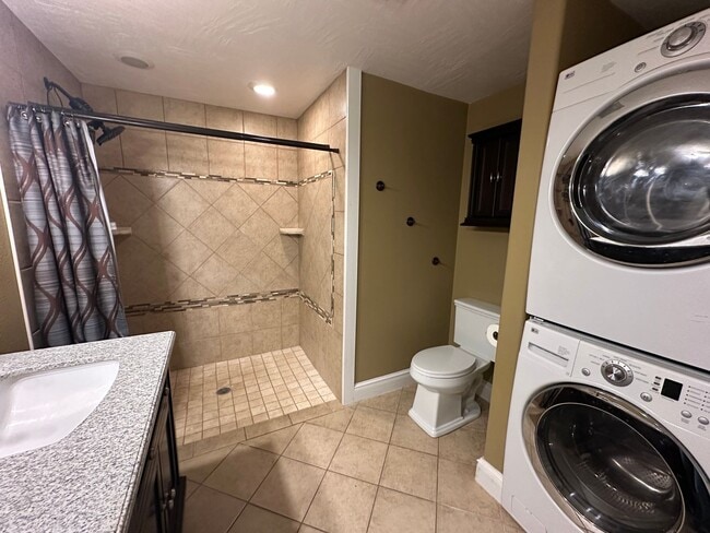 Building Photo - 3 bedroom duplex