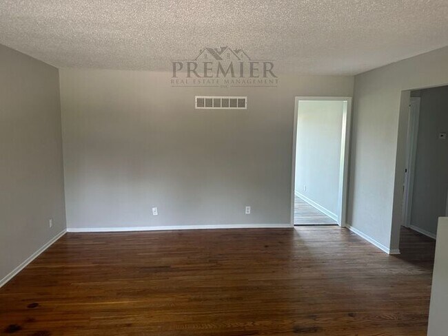 Building Photo - 3 bd/1 ba - Duplex -1201 SW Sunset St Blue...