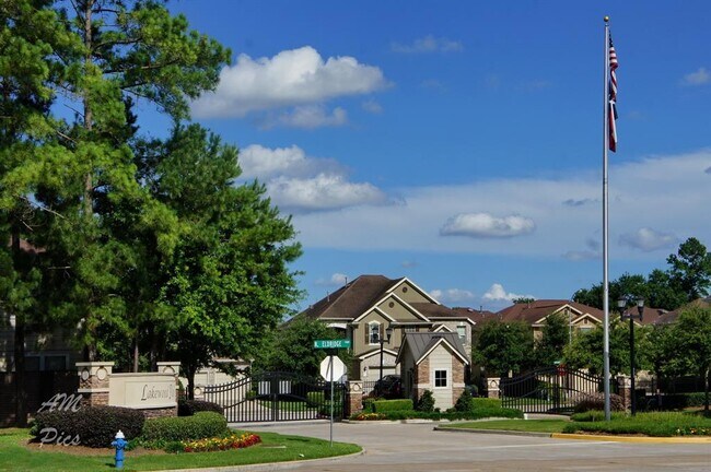 Foto del edificio - 16016 Summerville Lake Dr