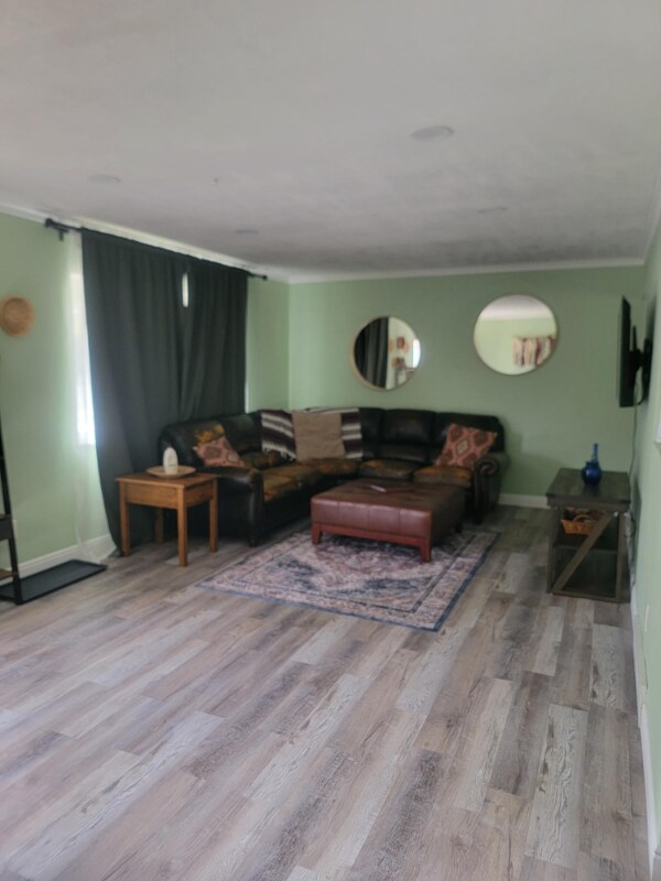 Foto del edificio - 1405 Bates Dr