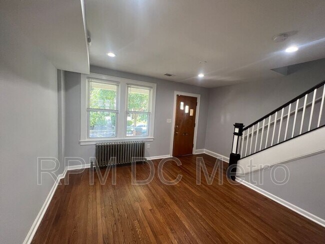 Building Photo - 533 24th St NE