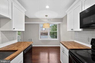 Building Photo - 8022 Beacon Hill Dr