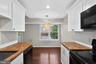 Building Photo - 8022 Beacon Hill Dr