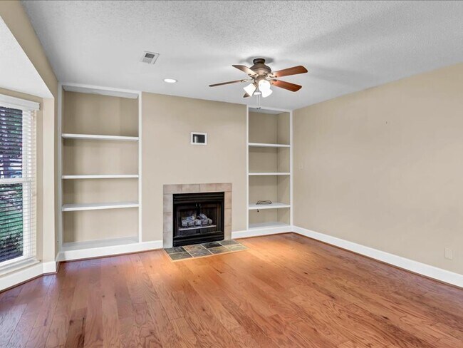 Foto del edificio - 1016 Montgomery Ct