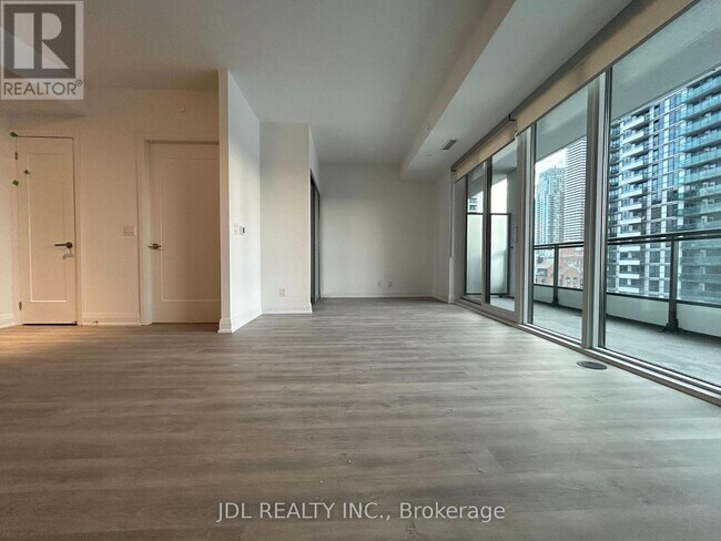 Photo du bâtiment - 65 Broadway Ave