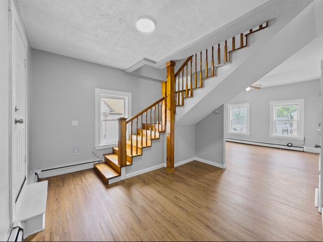 Photo - 931-933-933 Essex St Apartment