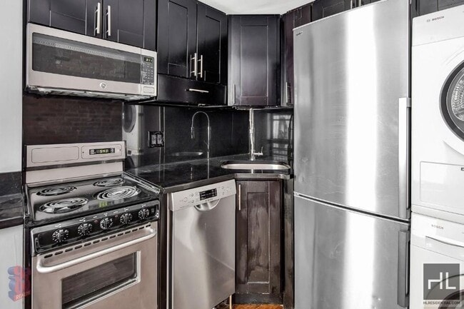 Building Photo - AVE A