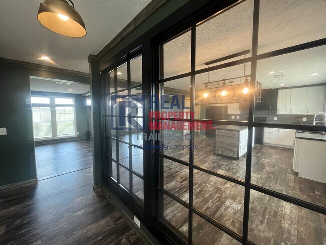 Foto del edificio - 3 Bed / 2 Bath Farmhouse Styled Home – Move In Ready