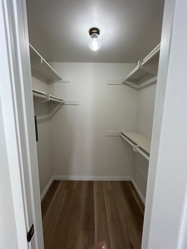 Building Photo - Remodeled Large Upstairs 2 Bedroom/1 Bath ...