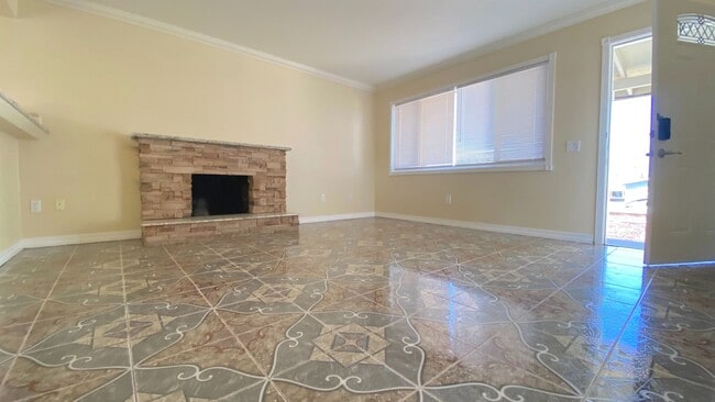 Building Photo - Spacious Home In Sunny Upper Seaside