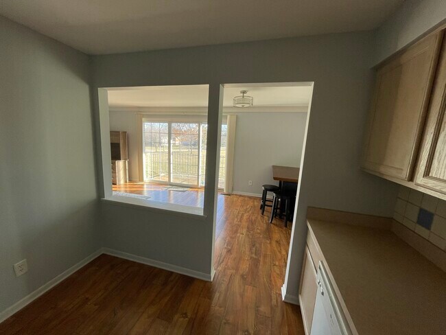 Building Photo - 500 Fox Hills Dr N