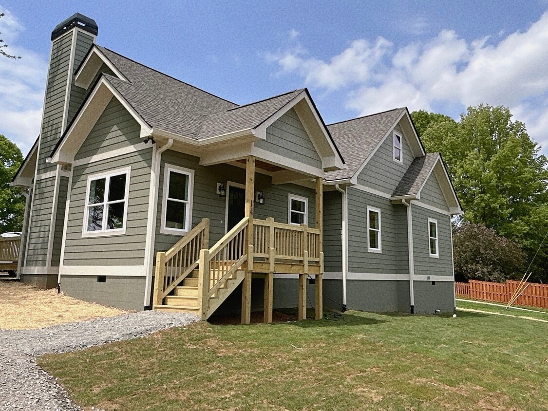 14 Selwyn Rd, Asheville, NC 28806 House Rental in Asheville, NC