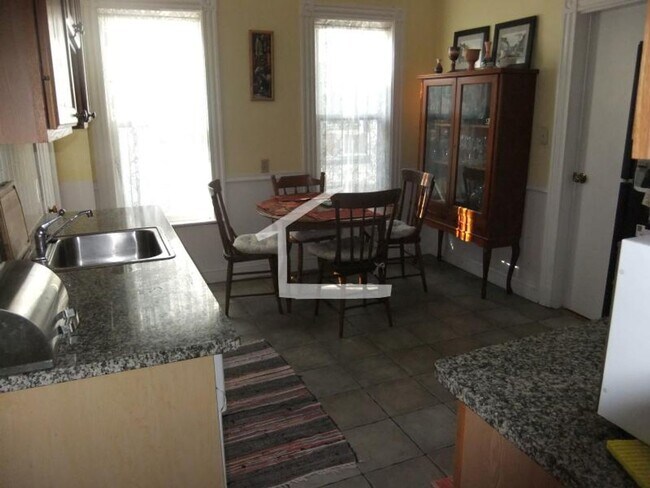 Building Photo - 5 Bedroom/2 Bathroom Apartment in Allston