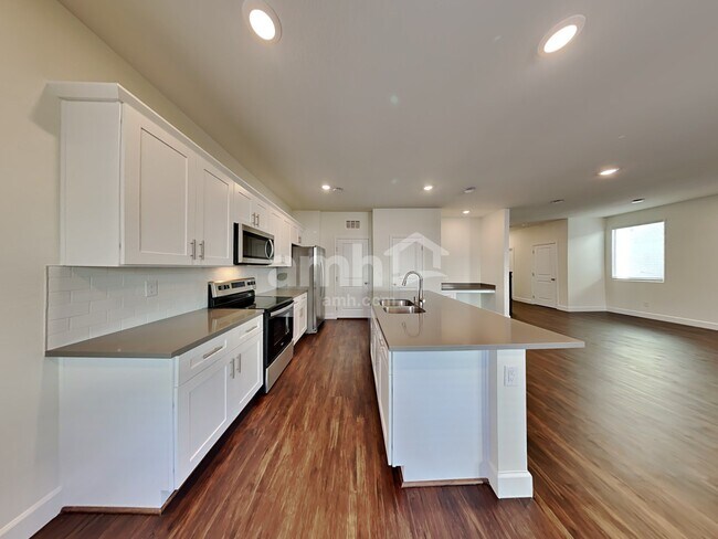Foto del edificio - 8850 Carmine Cob Ave