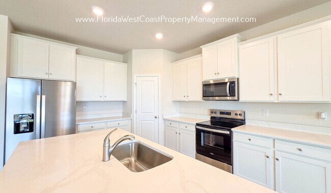 Foto del edificio - BRAND NEW BUILD! 4 bedroom/2.5 BATH HOME IN SILVERSTONE NORTH-PALMETTO! AVAILABLE NOW!