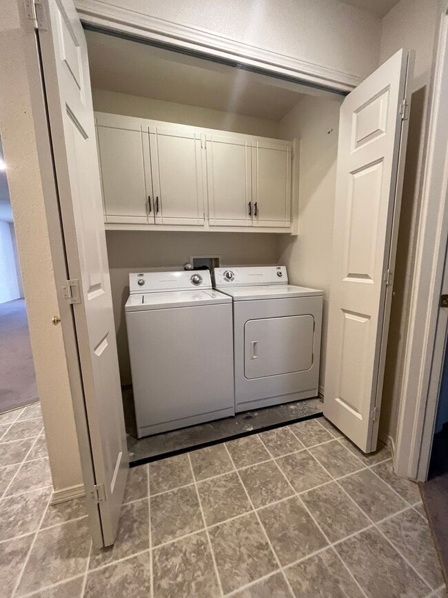 Building Photo - 2 Bedroom/2Bath Duplex Apartment