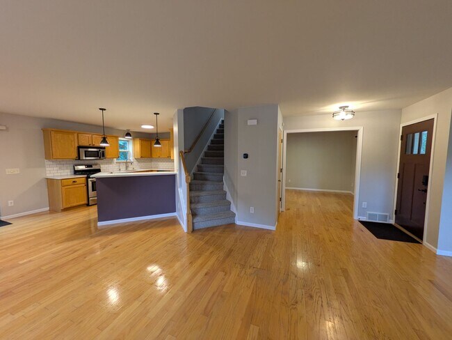 Foto del edificio - 3 bed / 3 bath House in Deforest!