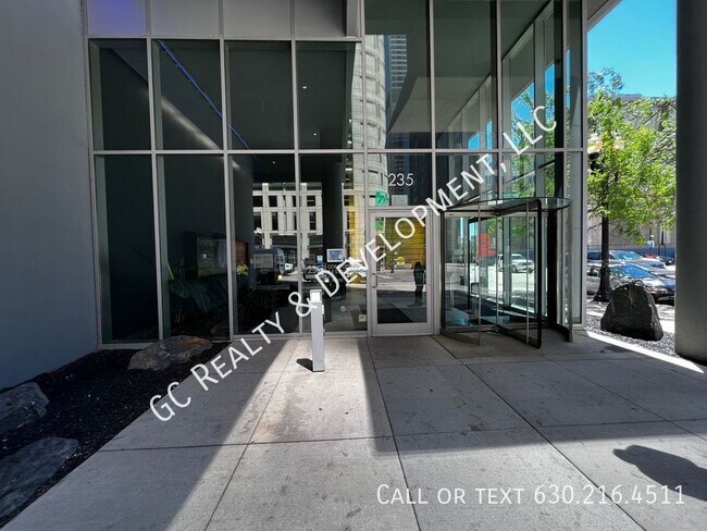 Foto del edificio - 235 W Van Buren St