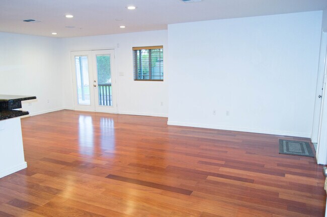 Foto del edificio - 7001 E Vernon Ave