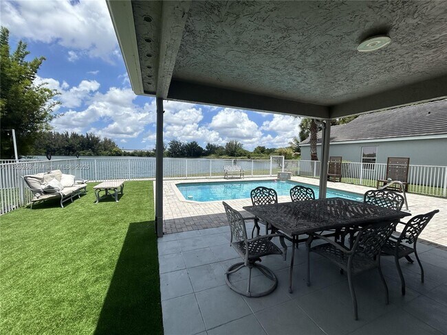 Foto del edificio - 5708 S Plum Bay Pkwy